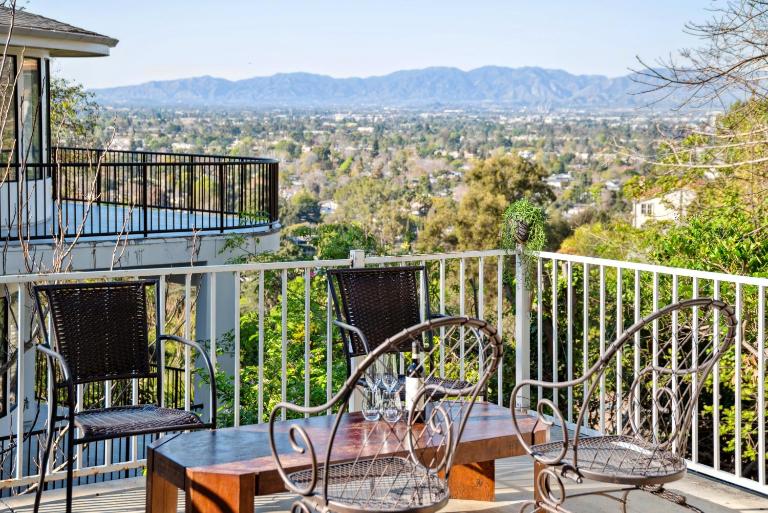 Quiet Home with Spectacular Scenic Mountain Views near Universal Studios Hollywood - B&B Los Angeles
