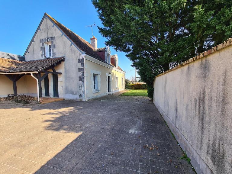 Maison de Charme avec Piscine Chauffée et Tennis à Proximité du Zoo de Beauval - FR-1-591-26 - B&B Villentrois