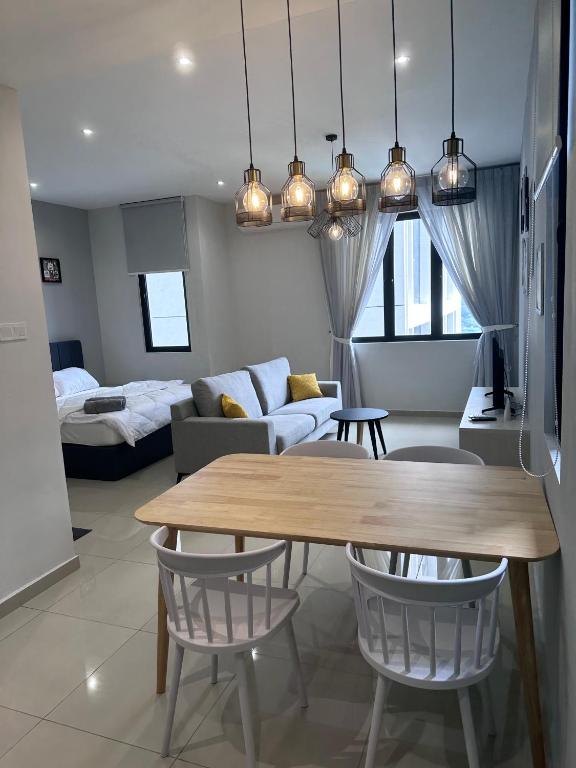 Wanderlust Retreat Studio by Iconic Regency - Bed and Breakfast Bayan Lepas
