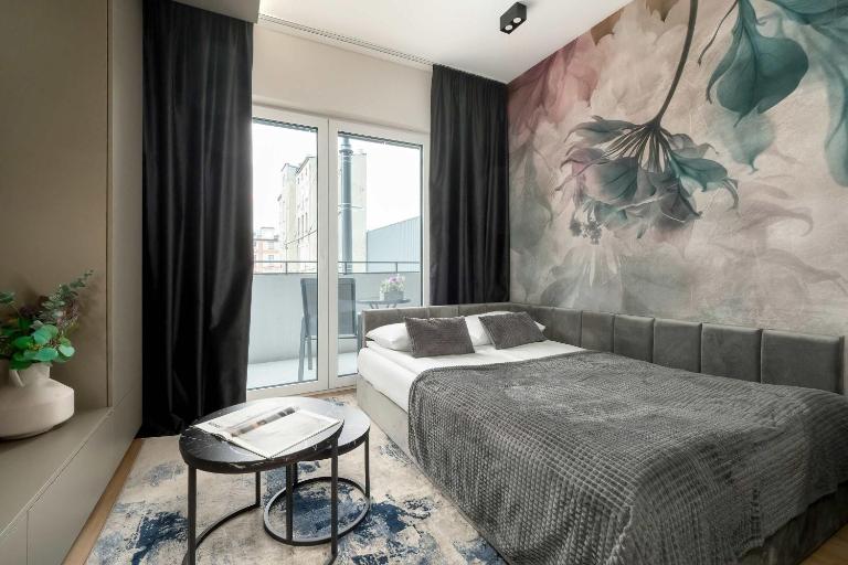 Design studio with a Balcony in the City Centre by Noclegi Renters - B&B Łódź