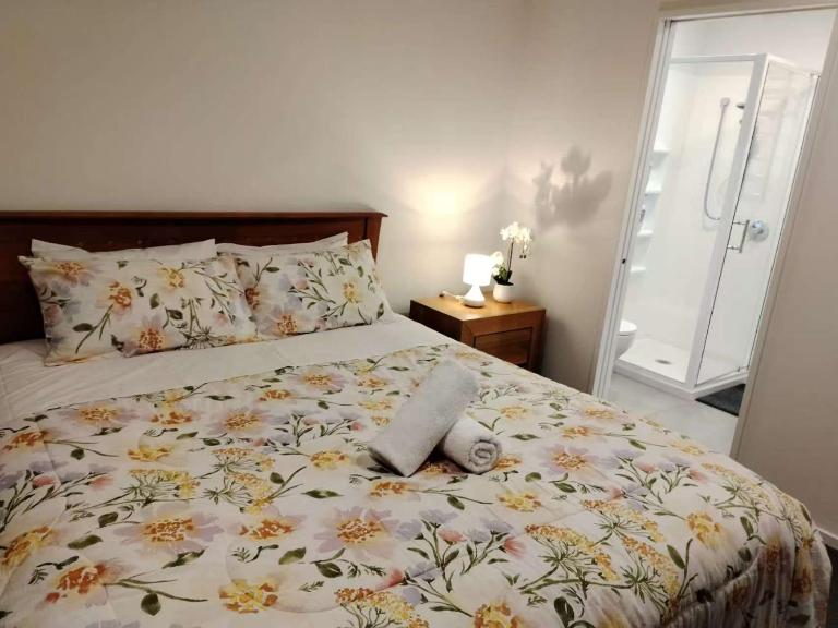 Cosy Sunny Bedroom Close to Airport - B&B Christchurch