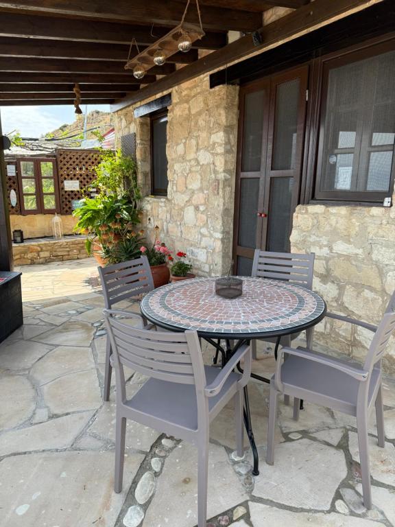 'I Folia' Village house with roof garden and terrace - B&B Pissoúri