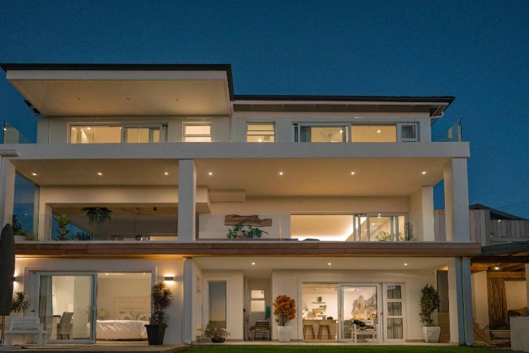 Sol'scape Villa - Secure Retreat, Panoramic Views, Modern Estate Home - B&B Plettenberg Bay