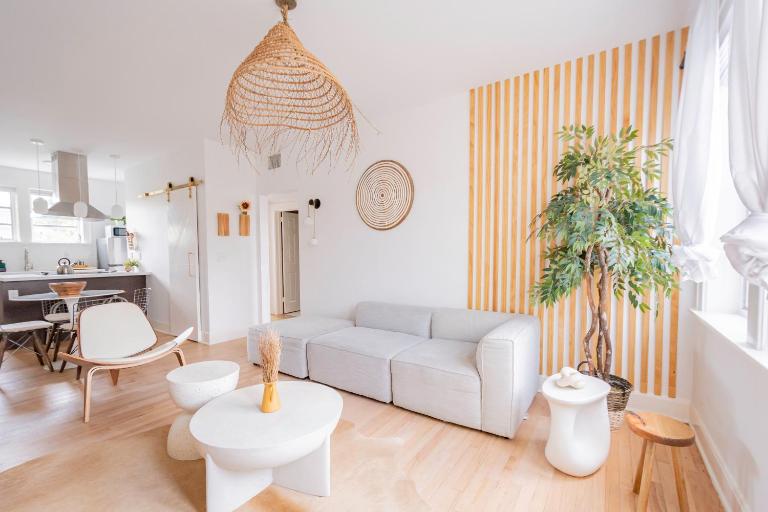 Designer 2BR Condo, 5 Mins to Sand, Free Parking - Ferienwohnung Hollywood
