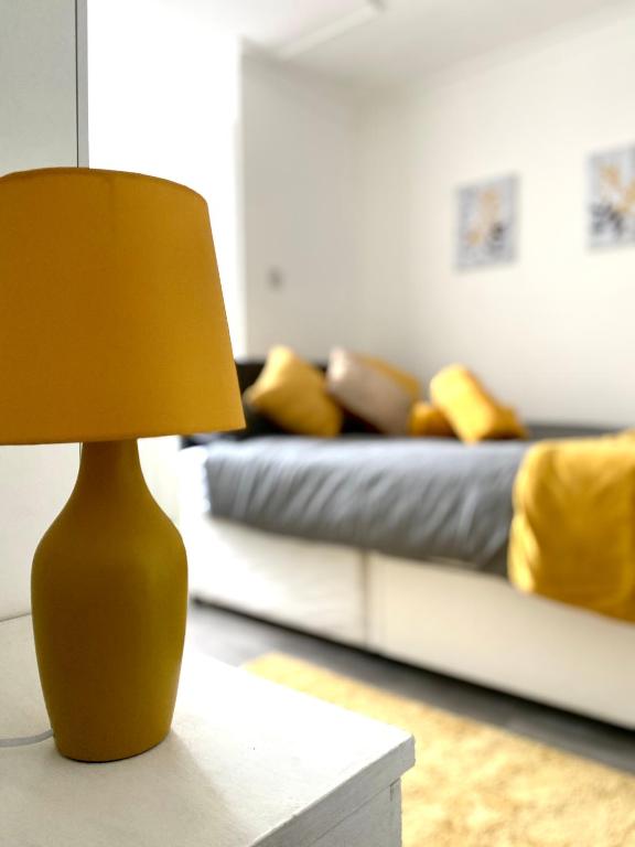 Modern Private En-suite With Kitchenette - B&B Borehamwood