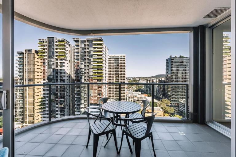 Tranquil 2 Bedroom Stay Between Art and Sky - B&B Brisbane