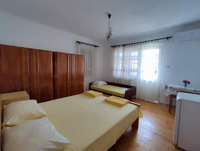 Guesthouse Porobic 3-Bed Room Terrace - B&B Igalo