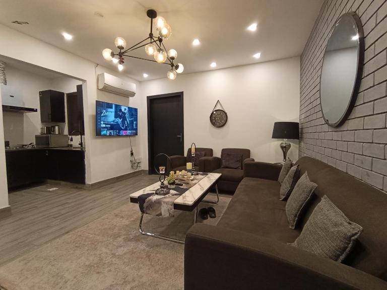 Brick Accent Loft 1BHK with Balcony & Free Netflix - Bed and Breakfast Rawalpindi