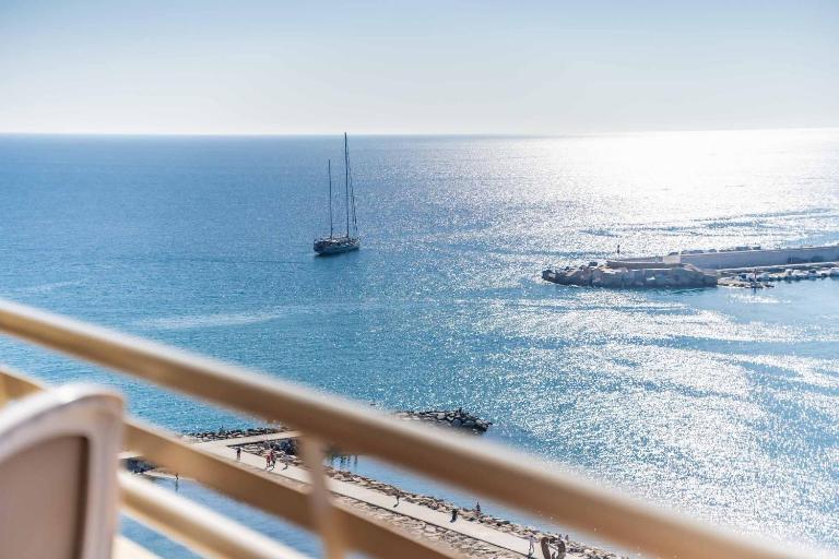 135 - Beachfront Apartment with Pool, Fuengirola! - B&B Fuengirola