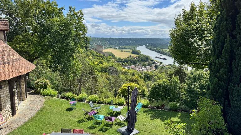 Le Paradis de Lucile - Vue de rêve sur les boucles de la Seine - Giverny 10 minutes - La Roche Guyon - maison 4 chambres - 3 salles de bain - pétanque - baby-foot - balançoires - ping pong - tennis- cuisine ultra équipée - parking gratuit - Bed and Breakfast La Roche-Guyon