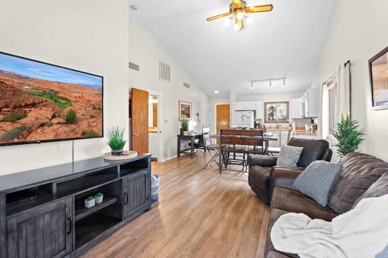 Hikers Hideaway - Cozy Resort Condo with Pool & More - B&B St. George