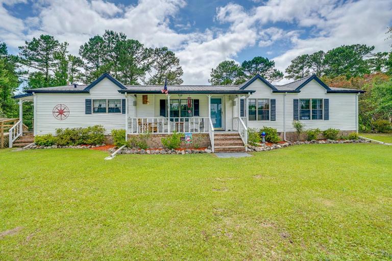 Secluded Hampstead Vacation Rental with Deck! - Bed and Breakfast Surf City