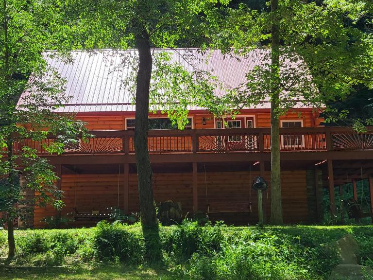 A Birds Eye View Cabin Rentals - Bed and Breakfast Logan