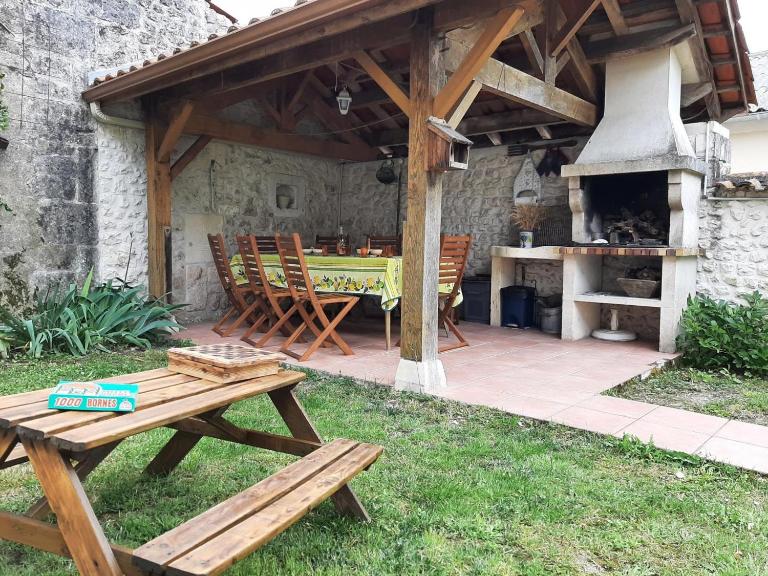 Gîte familial avec jardin, cheminée et équipements bébé – Bellevigne, Charente - FR-1-653-149 - B&B Viville