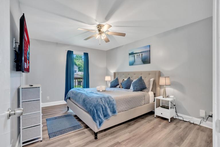 Shades of Gray 4BR Home w Mini Fridges - B&B Clarksville