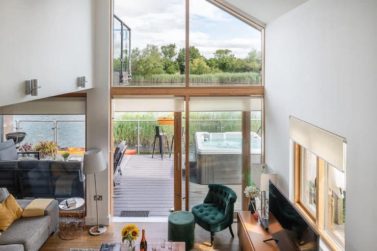 Mayflower lakeside hot tub - Ferienwohnung South Cerney