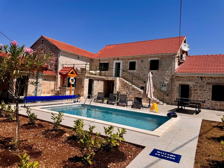 Villa Zvonimir - B&B Suknovci