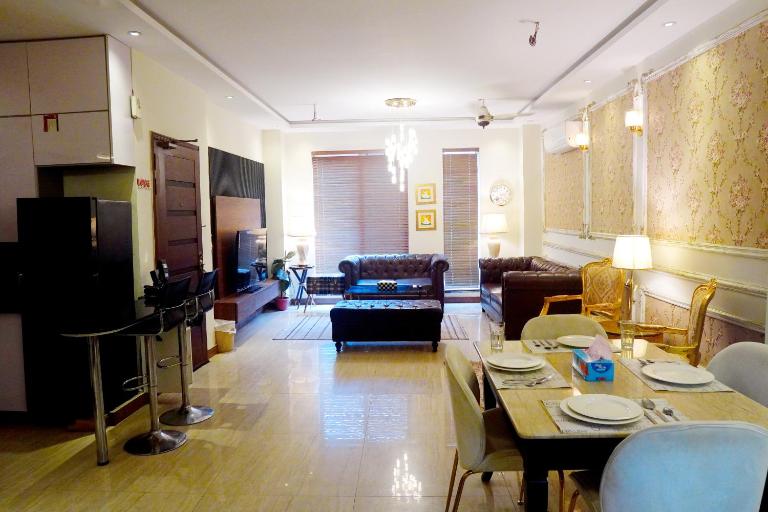 Elegant 2BR Apartment AC, Lift, Parking & Convenient Location - B&B Lahore