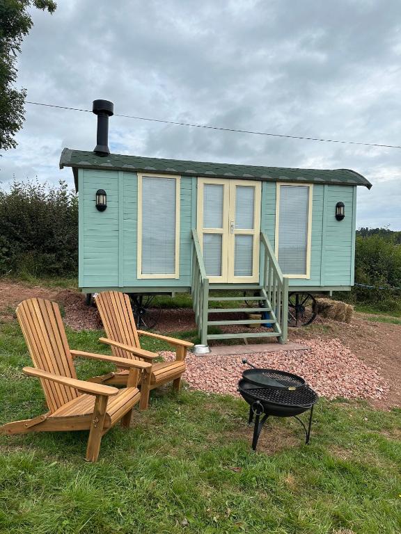 Secret Valley Shepherds Hut - B&B Llanfaenor