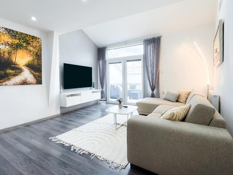 Castle View Retreat Breakfast available nearby - Ferienwohnung Trentschin