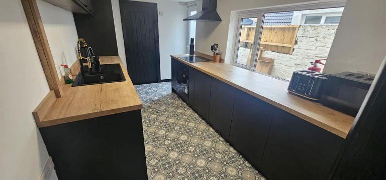 Refurbished 4-Bed Home Near Hospital & Station - B&B Chatham