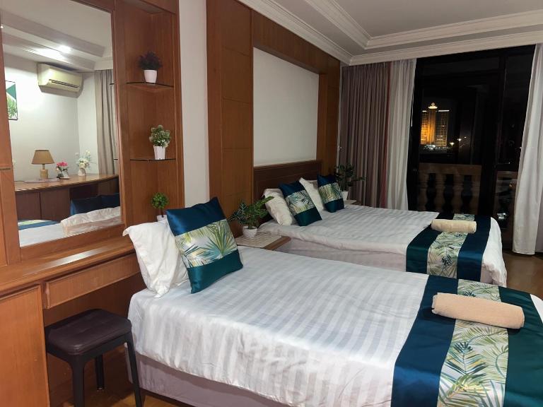 Riverbank Suites - River View Level 11, Sleeps 7 - B&B Kampung Boyan