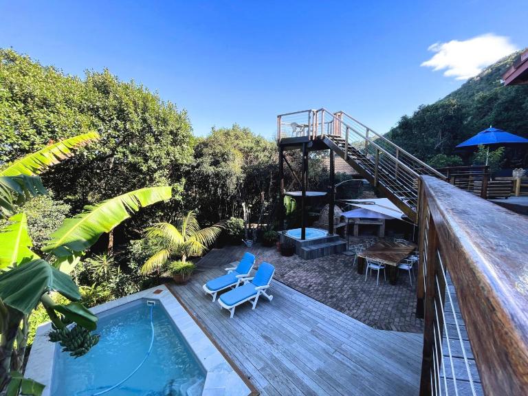 Forest Escape w Pool Jacuzzi Pizza Oven - B&B Keurboomstrand