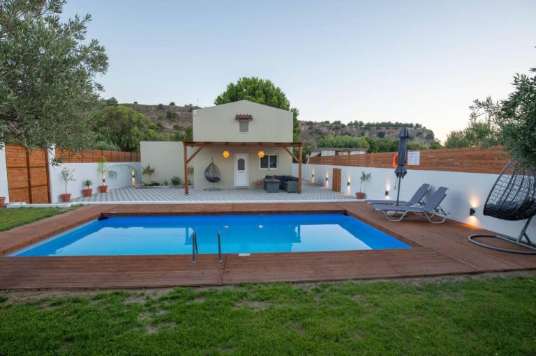 Garden Olive Luxury Villa - Bed and Breakfast Archángelos