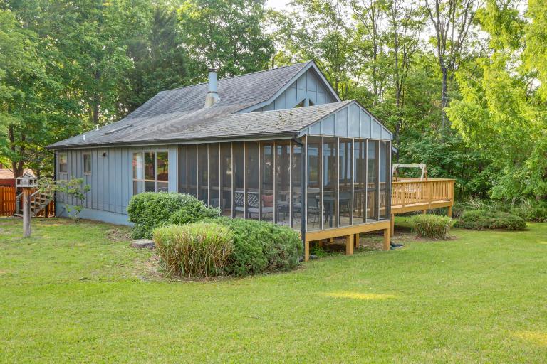 Pool Access: Peaceful Cabin in The Woods Resort! - Bed and Breakfast Hedgesville