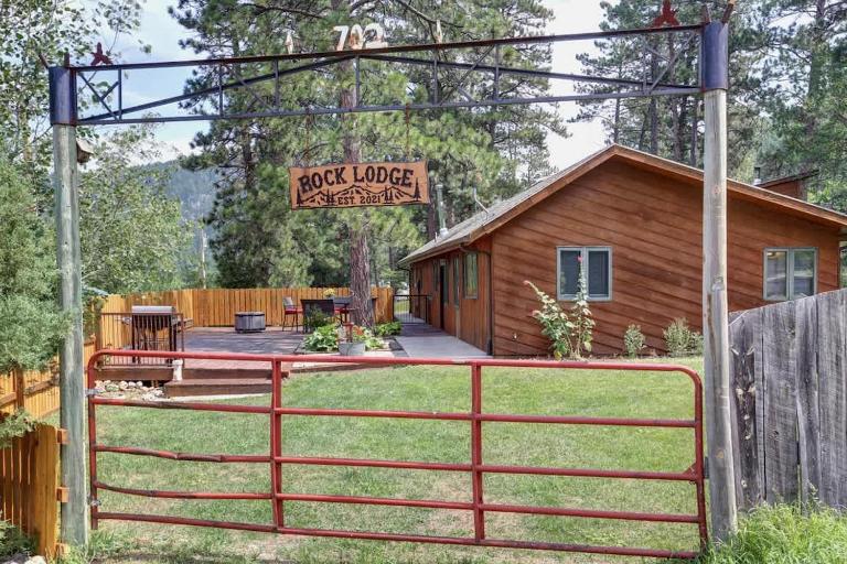 Rock Lodge Complete with Covered Parking - B&B Keystone
