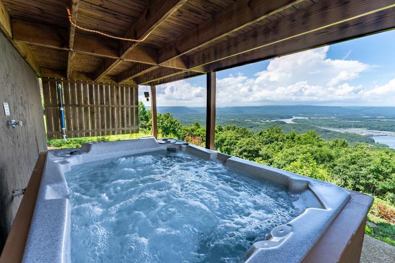 Moose Tracks with beautiful views and a hot tub - Bed and Breakfast Bryant