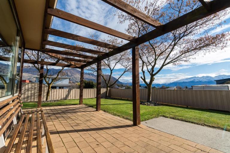 Wanaka Gem on Kings Dr - Mountain Views - B&B Wanaka