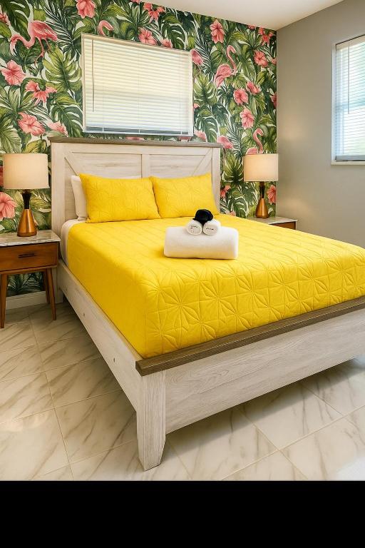 Charming 1BR Canal Front Retreat - B&B Naples
