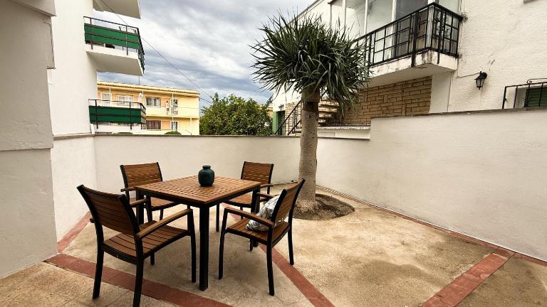 103 - Beachside Renovated 1BR apt w private garden - Bed and Breakfast Cambrils
