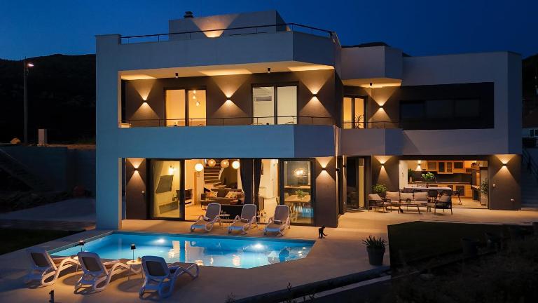 New, villa Bond Dubrovnik, beautiful sea view near beach with heated pool - B&B Zaton