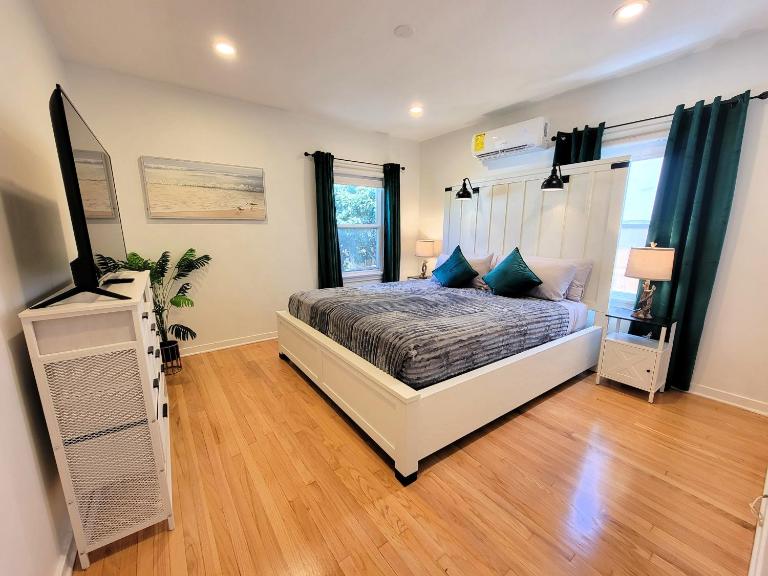 Private and large 2 bedroom house with Pool table, backyard and office near attractions - B&B Los Angeles