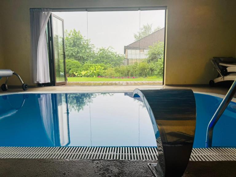 Family apartment with pool & garden view - B&B Marupe