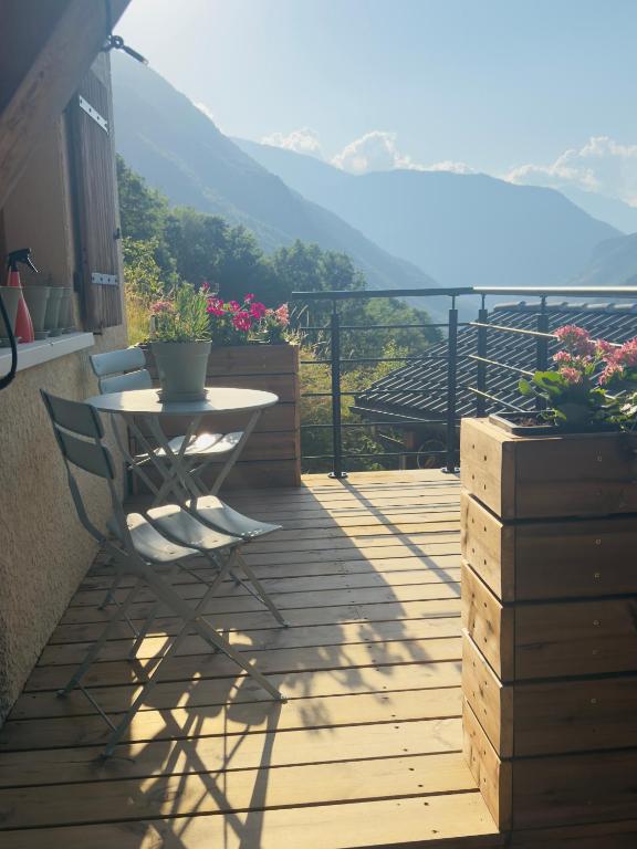 Light spacious, recently refurbished Studio near to Courchevel - Bed and Breakfast Courchevel 1550
