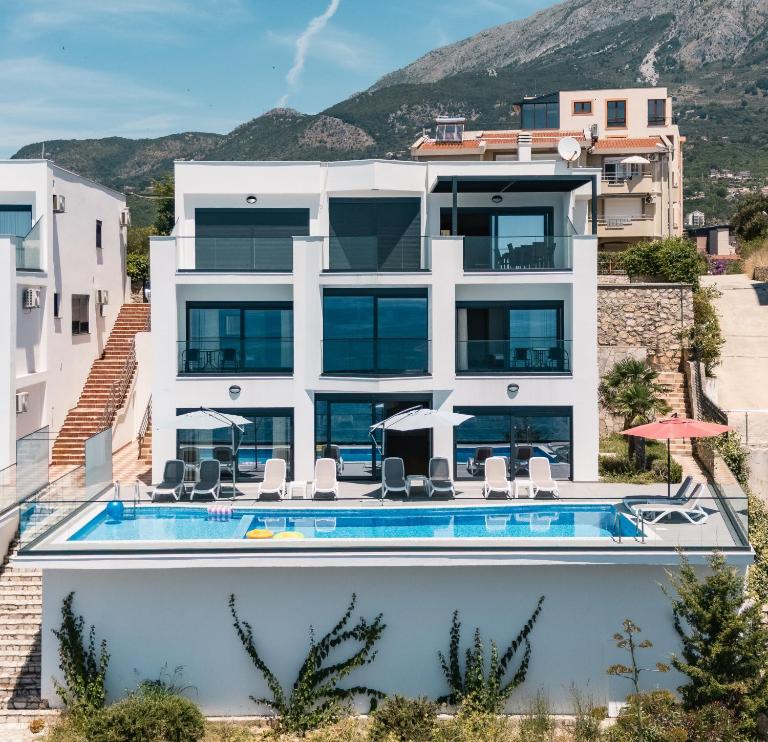 Seafront Villa with Private Pool in Dobra Voda, Montenegro - B&B Bar
