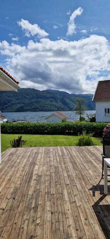 Hus ved sjøen, med strand og naust - B&B Sauda