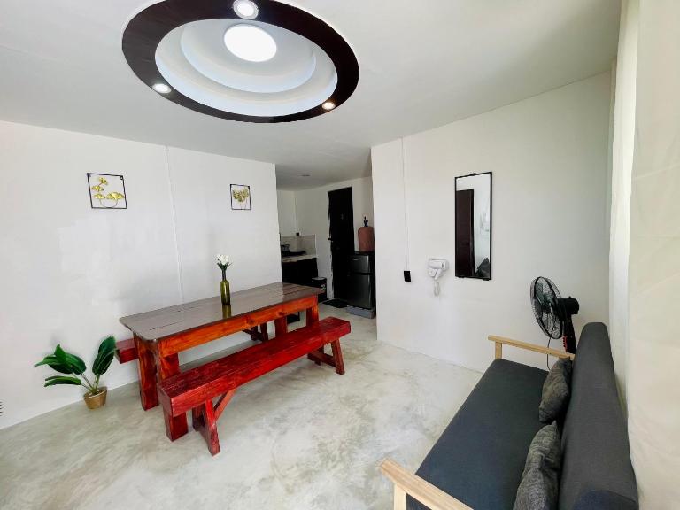 A 2-BR house in General Luna with Fast WiFi - Chambres d'hôtes Catangnan