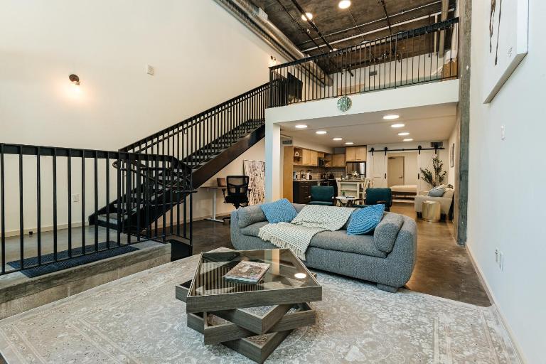 Spectacular LOFT in Heart of LA with GYM, Pool, parking - B&B Los Angeles