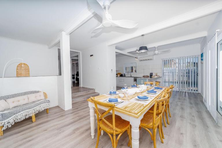 4BR Coastal Retreat With Pool - Bed and Breakfast Bealiba