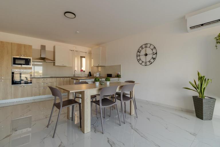 Luqa Penthouse 6 with 3 bedroom - B&B Luqa