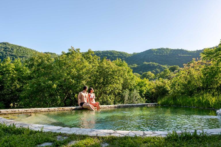 Respiro Umbria, 1500s Villa with Unique Biopool - B&B Spoleto