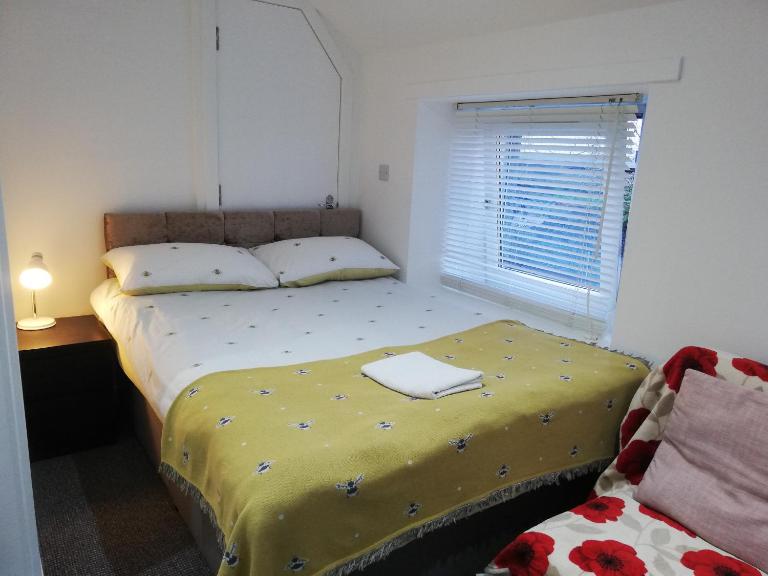 Kirkcaldy High Street Modern studio - B&B Fyvie