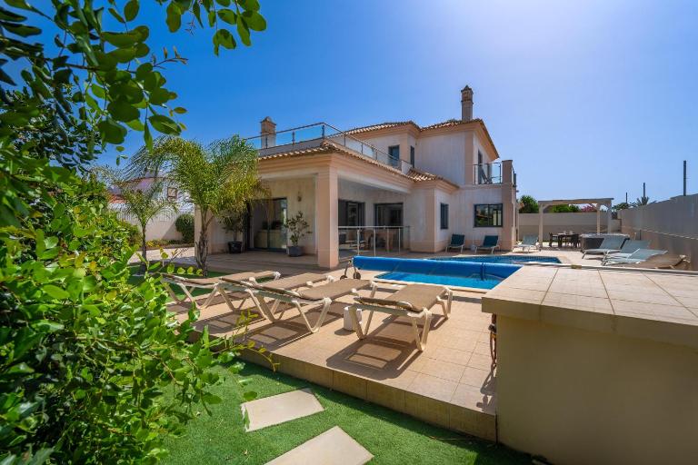 Villa Ruana - 5 bedrooms on Suite- Free out door Hot Jacuzzi - By Bedzy - B&B Albufeira