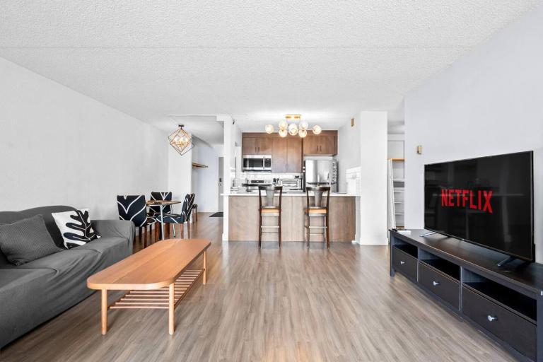 Central Downtown at Rocky Mountain Court with Gym, Court, Sauna and Secured Parking - Ferienwohnung Calgary