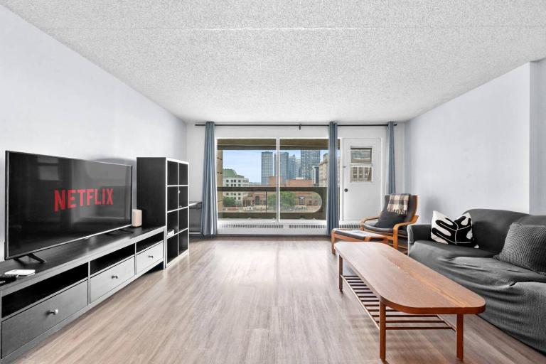 Central Downtown at Rocky Mountain Court with Gym, Court, Sauna and Secured Parking - B&B Calgary