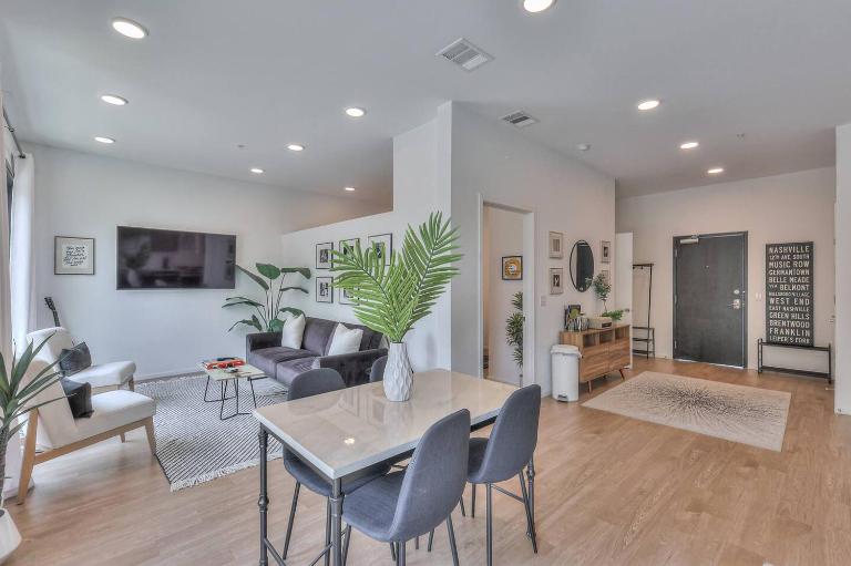 Amazing Downtown Condo w Pool and Free Parking - B&B Nashville